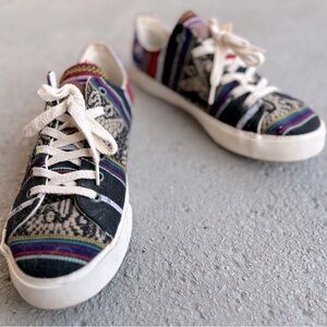 Inkkas sneaker, men’s size 10, Aztec print pattern